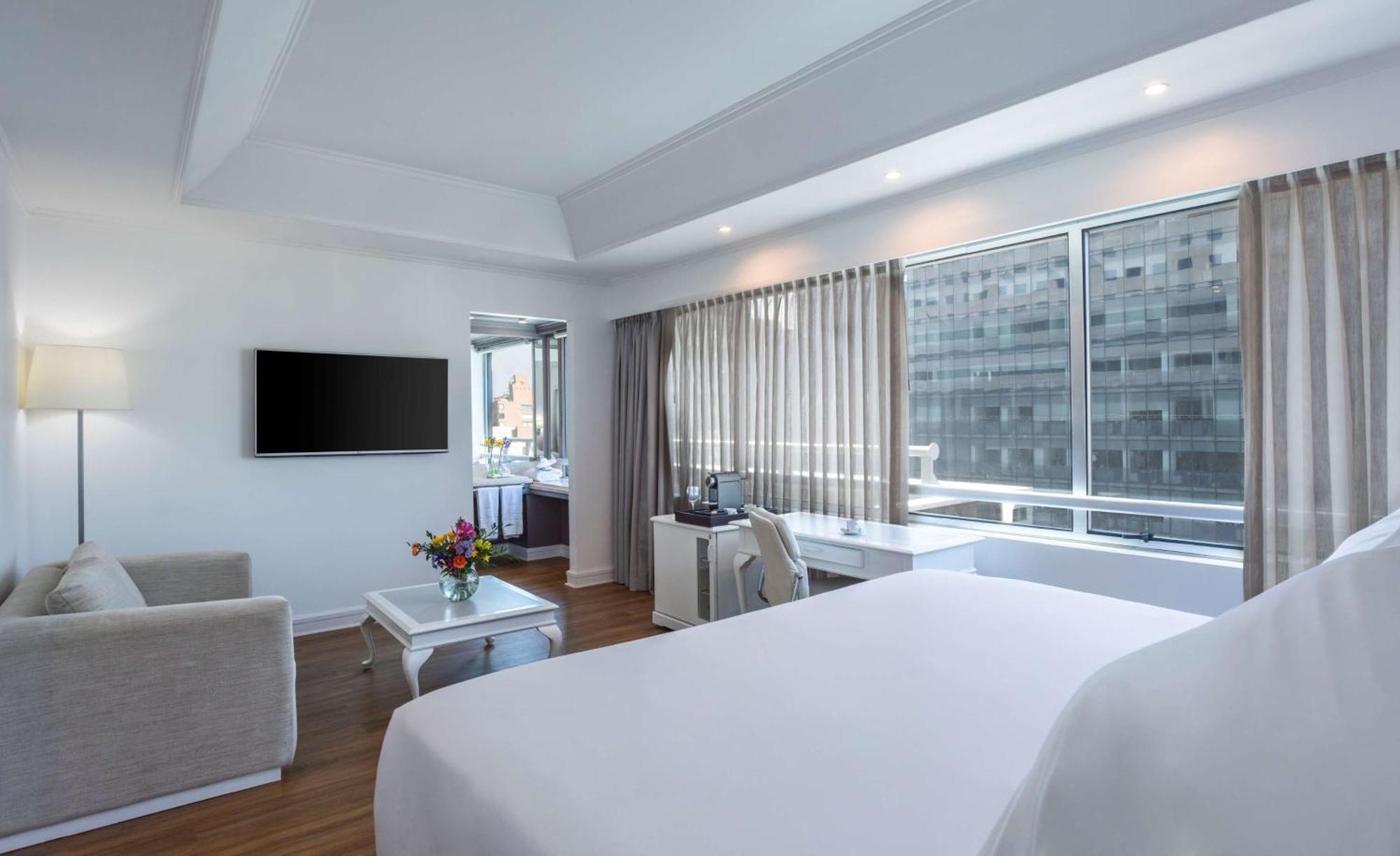 Nh Collection Plaza Santiago Hotel Exterior foto A room at the hotel